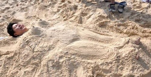 去海滩游玩的时候,千万别玩埋沙的游戏,游客 涨知识了