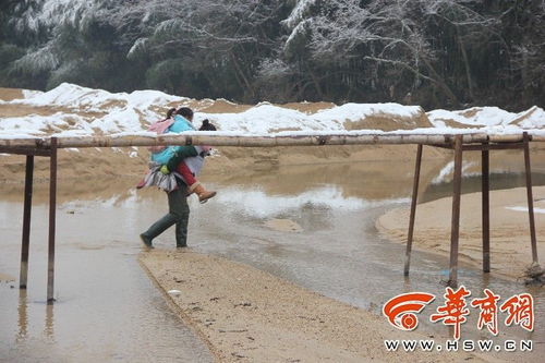 最险上学路 汉中67个娃每天荡独木桥上学 常有人坠落 