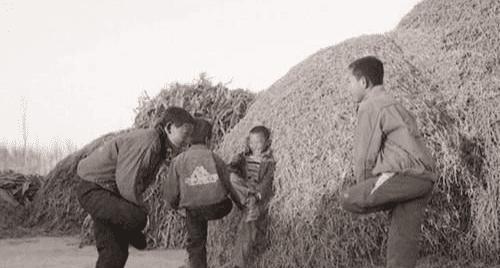 80年代老照片 发廊妹吸着烟等客人,站街女盯着从身边路过的男人