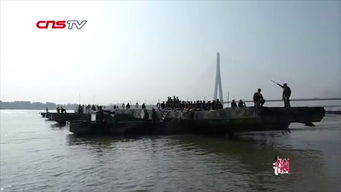 887.5米钢铁浮桥架通长江 只花27分钟搭建完成 