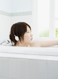 浴缸里泡澡听音乐的女人下载 1049933 