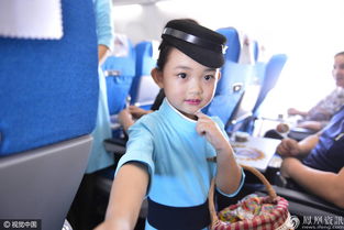 4岁超萌空姐机长 机上发放奶瓶和棒棒糖