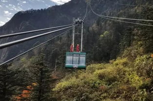 峨眉山金顶索道 小小遮雨棚 点滴暖人心