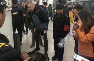 北京地铁站老外晕倒路人相扶 画面令人感动 