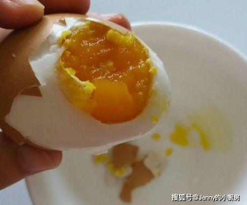 鸡蛋这样腌,简单易做,新手也能一次搞定,个个鸡蛋都流油起沙