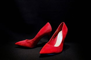 梦见穿红色高跟鞋是什么意思梦到穿红色高跟鞋好不好(梦见自己穿红色高跟鞋好吗)