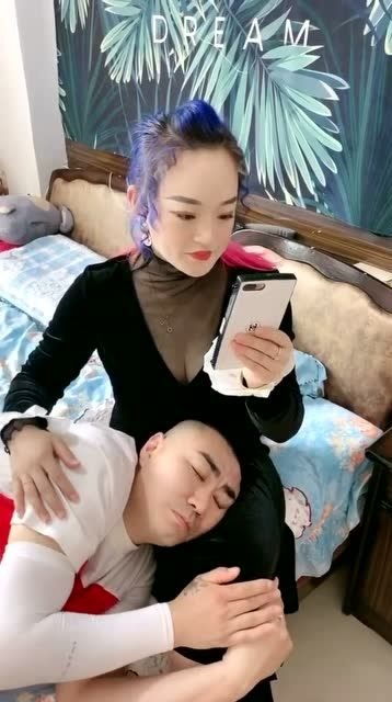 男子千万不要躺在女生的腿上,不然下场就如同这位男子一般的惨烈 