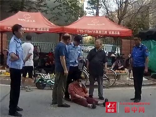 淄博一老人在市场突然晕倒 民警救助暖人心