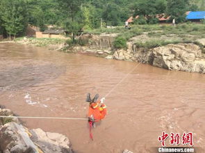 山西一村庄遭洪水围困 消防员强渡激流救出19人 