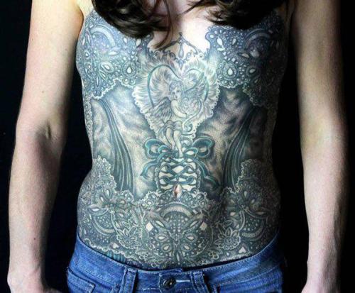 女性在胸前有纹身是代表什么含义 