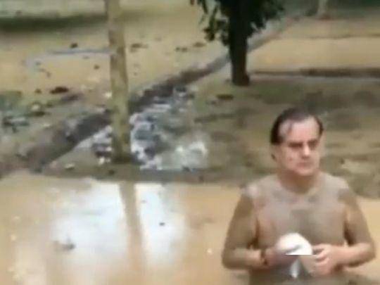 坐在泥里吹海螺 可预防新冠 印度拍视频称 泥浴 驱病毒的政客被曝已经感染