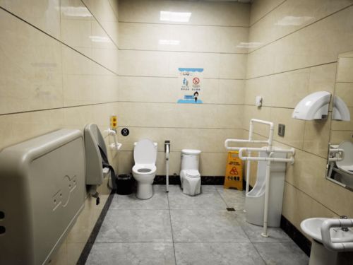虹桥火车站站正进行 最美厕所 评选,用心营造暖馨服务