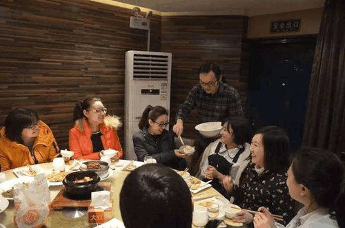 18人同学聚会, 1人被冷落, 提前离场, 服务员 他顺走两瓶茅台 网易订阅 