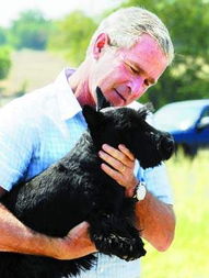 布什为得人气怪招不断 借爱犬之口宣传政纲拉票