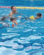 组图 陈建州带双胞胎儿子游泳 飞飞翔翔在水里来回扑腾可爱十足 