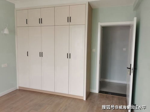威海浅色墙面搭配原木色柜体白色柜门,尽量减少昂贵的搭配 