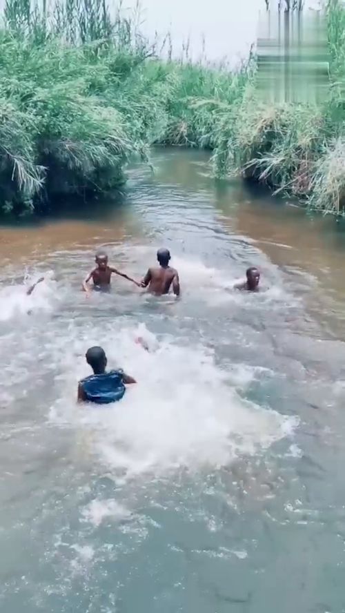 在河里洗澡