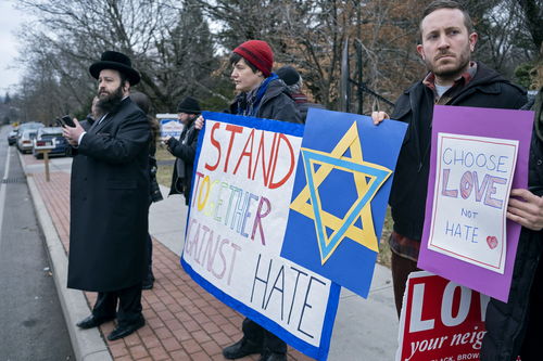 在美国引发恐慌的反犹暴力行为正在激增,犹太人领袖予以严厉谴责