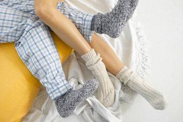 睡觉为什么不能穿袜子,为什么很多人都喜欢穿着袜子睡觉？穿袜子睡觉不会累吗？