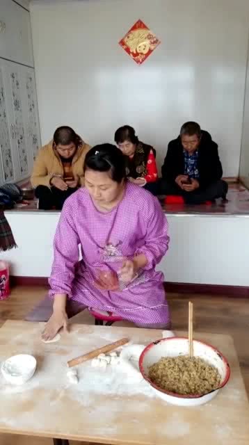 一个人做饭全家人等吃 美女生气给三人面前摆个碗,结果全来帮忙做饭 