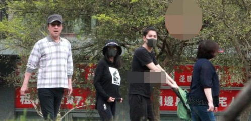 高圆圆一家逛公园,赵又廷全程照顾女儿很贴心,女神无视身材走样