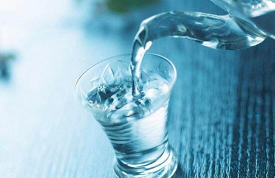每天喝多少水合适,一个成人每天喝多少水合适