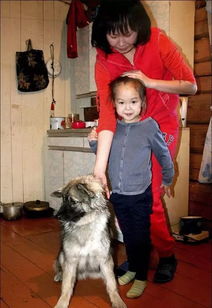 俄罗斯三岁女孩和爱犬失踪,三周后小狗独自咬着女孩的发带回来