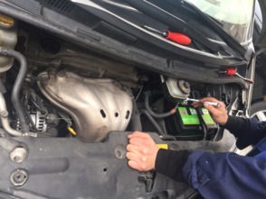 州际蓄电池更换技巧 汽车蓄电池的正确打开方式 