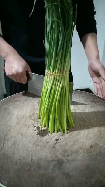 这样的蒜苔刀功手法简单易学 