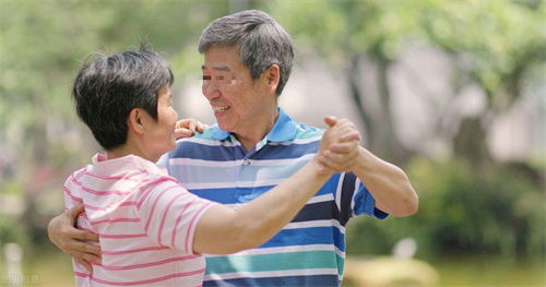上海70岁老翁跟40岁女子闪婚,将前夫带家中同住 荒诞的3人同居