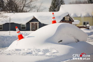 美国多地遭暴雪袭击 大雪堵门 