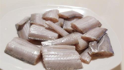 炸带鱼,可别再裹淀粉了 学会大厨的做法,带鱼外酥里嫩不粘锅