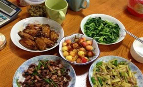 我坐月子婆婆不给做饭,饿极了偷吃一口菜,婆婆对着我就是一顿骂