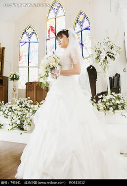 手拿鲜花站在婚礼殿堂的女孩照片图片