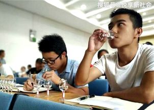 中国首所白酒品评本科大学,上课学生边 品 边做笔记 男女比例如何