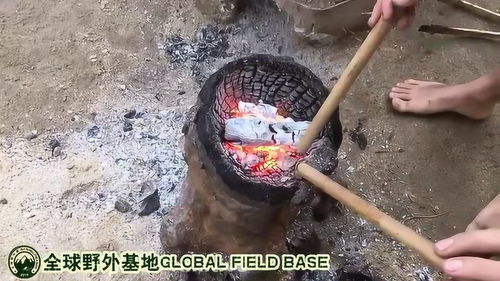 原始技能第13集 没有水桶打水太不方便了,用木桩烧出一个来 