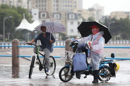 今夜,青岛暴雨局部大暴雨,还伴有雷电 大风 下班早回家 中午你被淋了吗