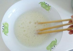 如何用三根筷子将蛋清打成奶油状 