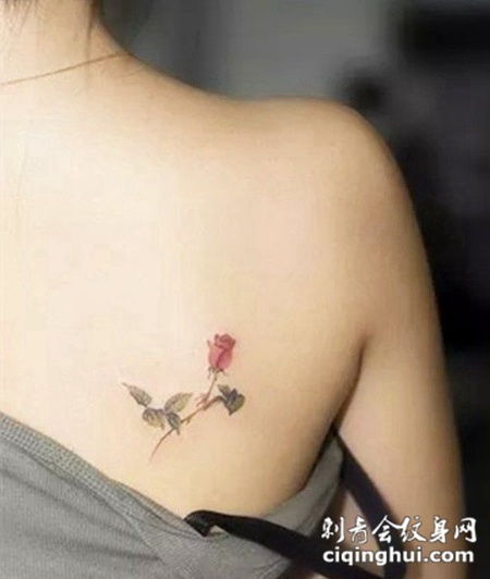 女性背部纹身图片花朵