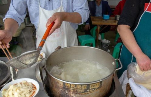 最 寒酸 面馆,露天就餐,吃面要先抢位子,一天卖了800多碗 美食 