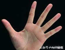 五指伸不直的人财运不好 从五指看你一生命运如何1 食指弯曲谈到手指的弯曲,每只不同手指有着不同意义,首先要说的
