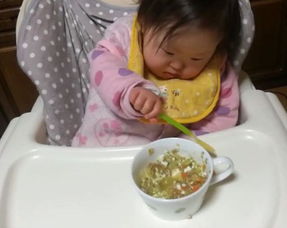 2岁唐氏儿宝宝学会吃饭,网友 感觉她比很多正常宝宝都灵巧