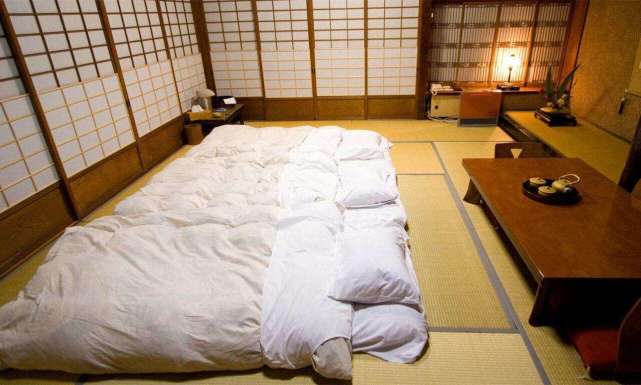 为什么日本人喜欢睡地板 其实好处挺多的,美国游客 长见识了