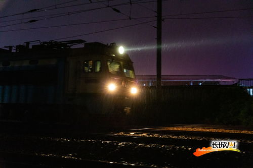 高清组图 雨夜行者 为列车安全运行保驾护航