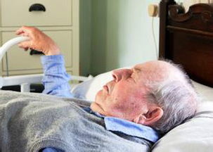 怎么护理瘫痪在床的老人 