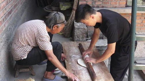 故事 奶奶去世后三年,孙子上坟烧纸,听到地下有响声,挖开后红了眼