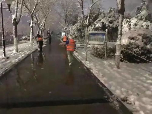 河南多地突降大雪 雪夜中他们送来了冬天里的温度