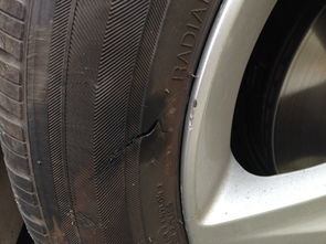 汽车前轮胎侧面破了四厘米左右的划痕 