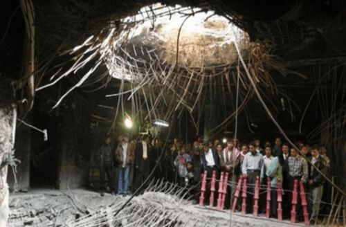 两枚钻地导弹袭击防空洞,数千平民当场融化,美 不好意思炸错了