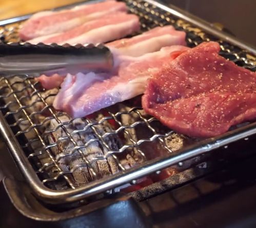 韩国的一人食烤肉,每个人一个烤炉,自己想怎么吃都没人管